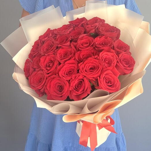 Утонченный монобукет из красных роз (25 роз)