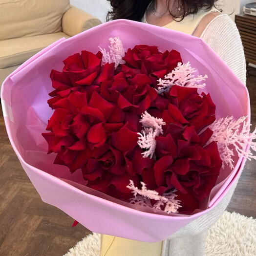 Нежный букет из ажурных роз и искусственных веток
