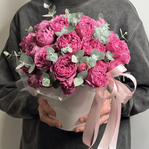 Композиция «Пионовидный хит» (кустовая пионовидная роза и эвкалипт)