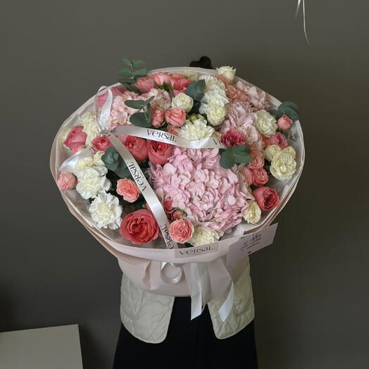 Королева сердца» — роскошный букет с гортензией и пионовидными розами