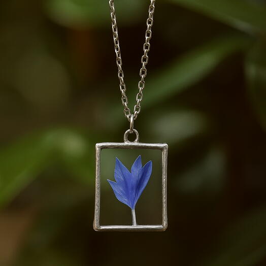 Арт. 453 Кулон с настоящим лепестком синего василька в стекле