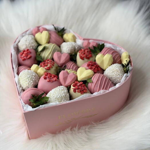 Сердце из клубники в шоколаде для самой самой️