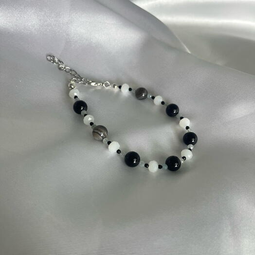 Браслет с черным агатом, белым хрусталем и голубым халцедоном