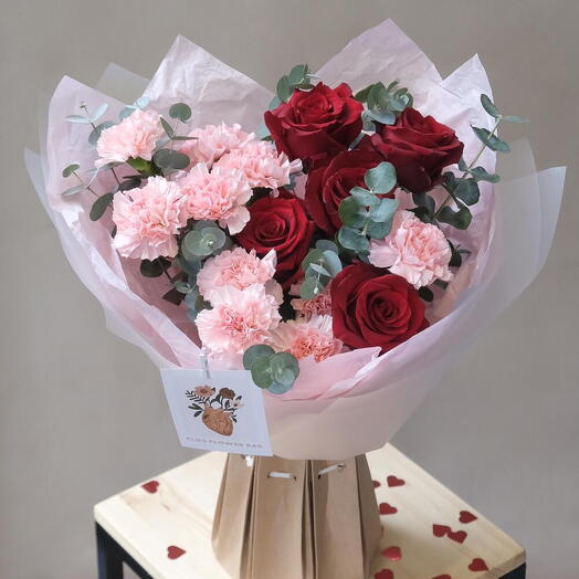 Букет из красных роз Эксплорер и розовых диантусов с романтичным настроением
