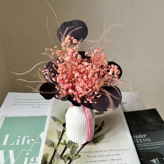 Ваза гипсовая с розовой стабилизированной гипсофилой, фиолетовым эвкалиптом и стифлй