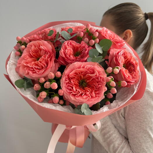 Букет из розы мандарин и гиперикума