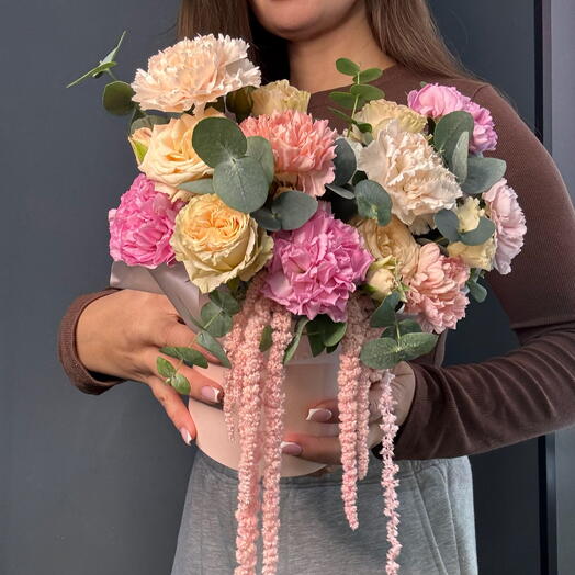 Композиция с диантусами и кустовой розой
