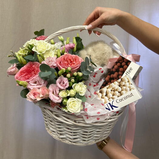 Корзинка с Цветами, игрушкой и конфетами на 14 февраля
