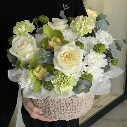 Корзина с цветами и орхидея