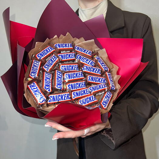 Букет из Snickers любимой девушке / жене / маме
