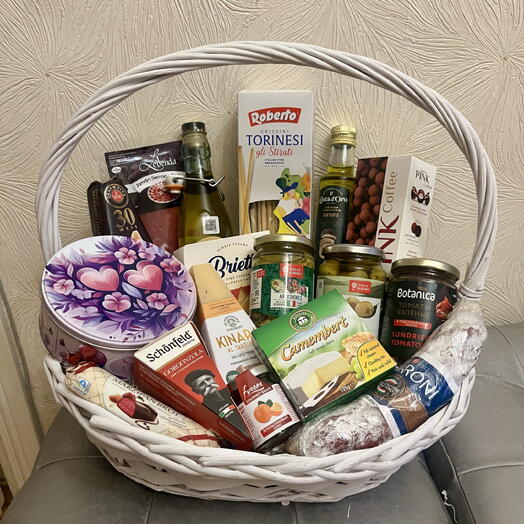Корзина с деликатесами