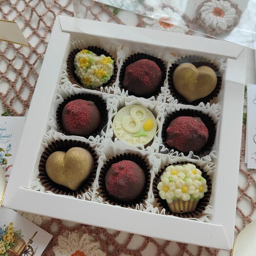 Набор конфет ассорти из белого, молочного и темного шоколада подарок 8 марта