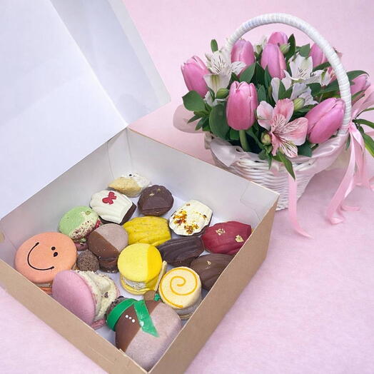Цветы и сладкий сюрприз к 8 Марта