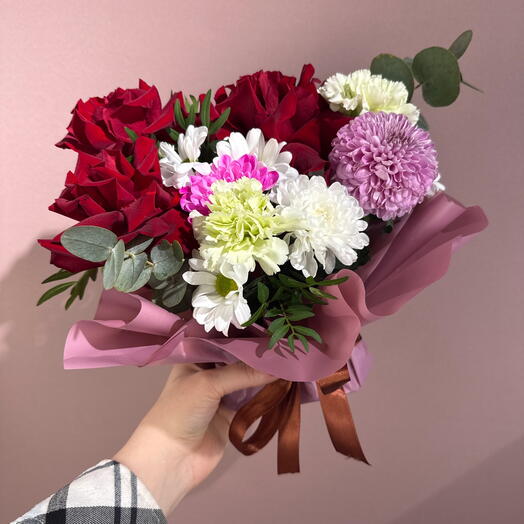 Композиция из розы хризантемы и эвкалипта