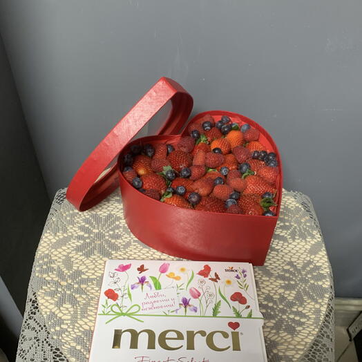 Подарочный набор из ягод и конфет merci