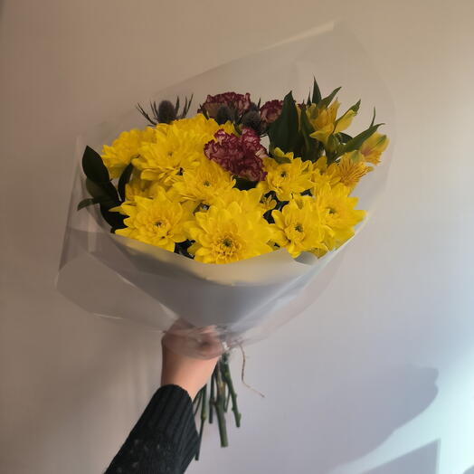 Авторский букет Солнечные мотивы с кустовой хризантемой альстомерией гвоздиками и колючками
