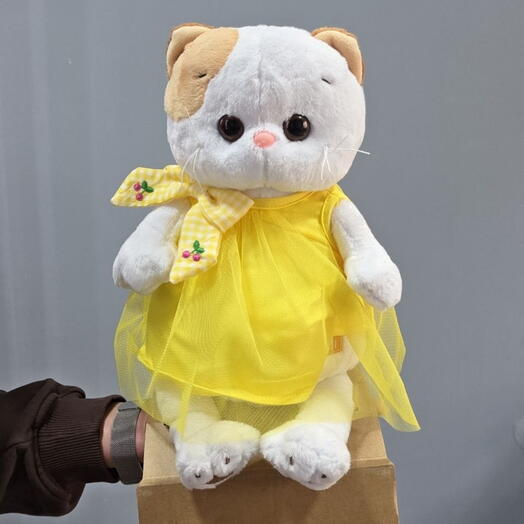 Кошечка Лили в жёлтом платье