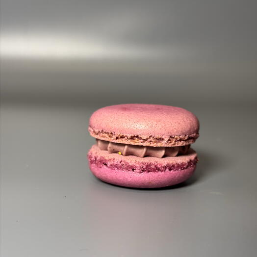 Макарон черная смородина