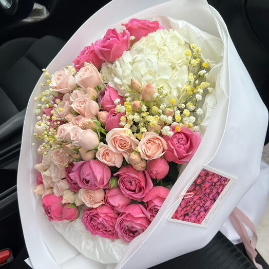 Сборный букетик пионовидные розы , гортензия , гипсофила 💗💛