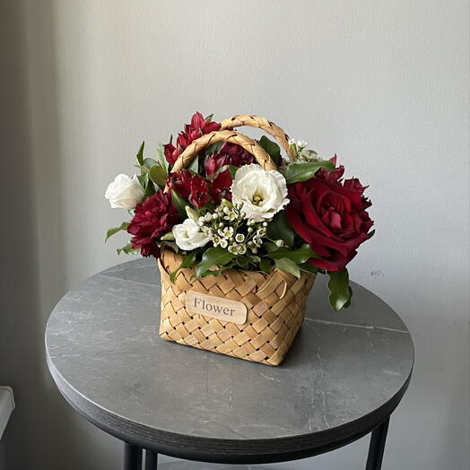 Корзинка с цветами красно-белая