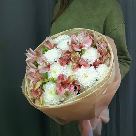 Круглый букет с альстромерией и хризантемами