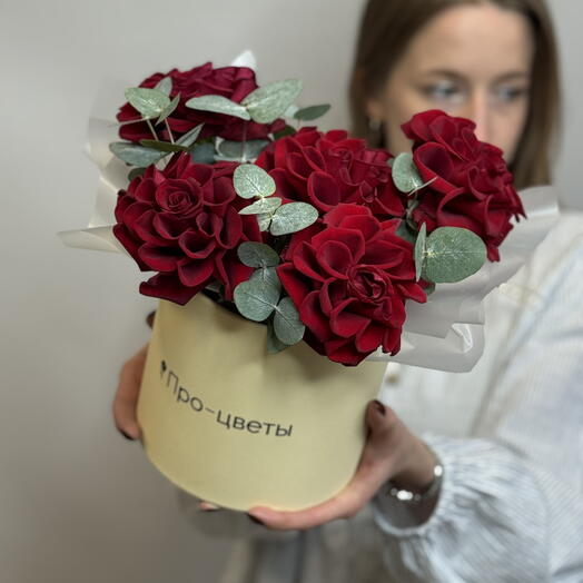 Коробочка из красных роз с эвкалиптом