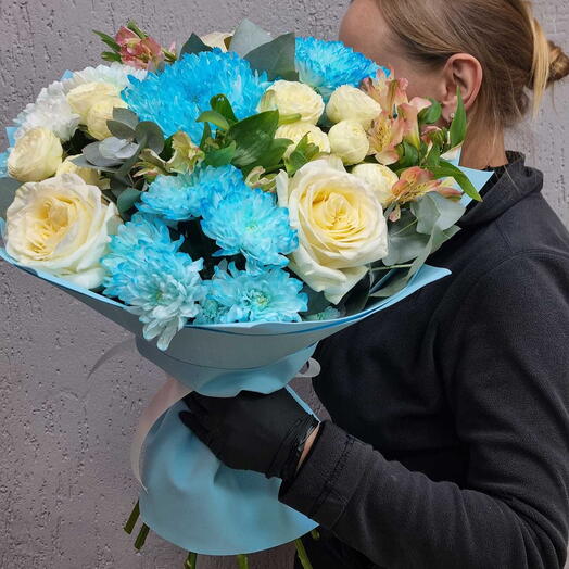 Пионовидные розы в синем букете