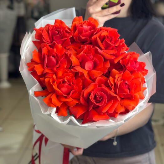 Букет французских алых роз,9шт