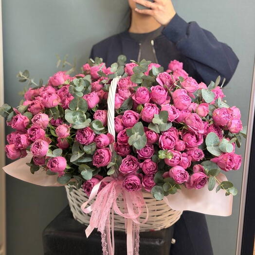 Корзина с пионовидными кустовыми розами 💓