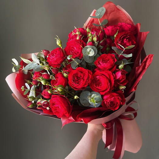 «Красное платье» букет из роскошных пионовидных кустовых роз 🌹