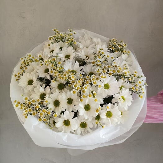 Букет с ромашками и кустовой хризантемой