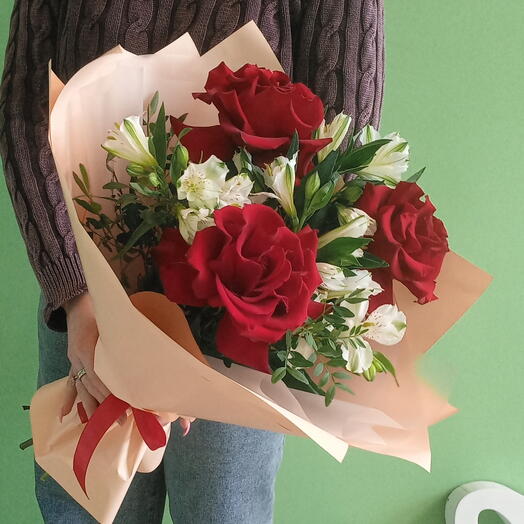 Букет с французскими розами и альстромерией 🌹