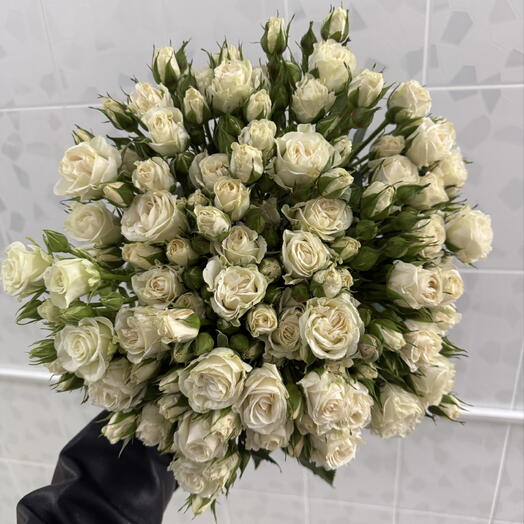 Букет из белой кустовой розы 🌹