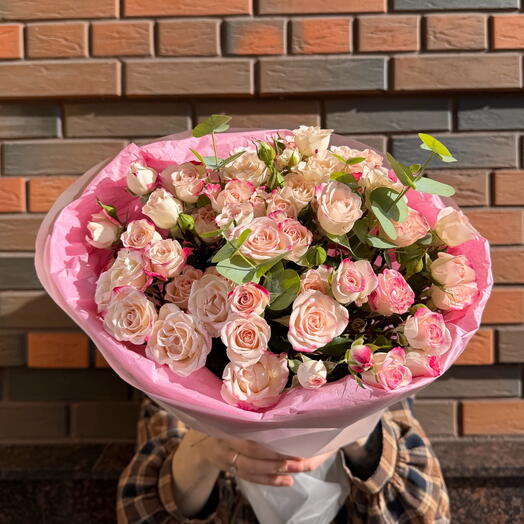 Шикарный монобукет из 9 кустовых роз с эвкалиптом