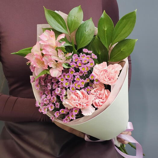 Букет хризантема, гвоздика, альстромерия, рускус
