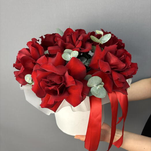 Коробка с красными французскими розами