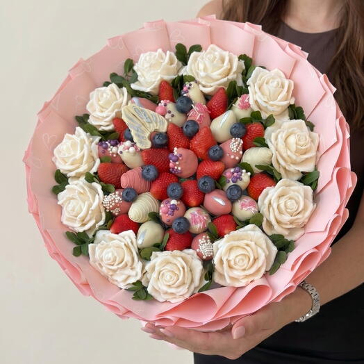 Букет из клубники в шоколаде и роз из зефира N3/1