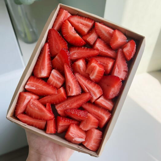 Шоколадный десерт в коробочке с клубникой