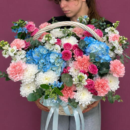 Корзина с цветами «Гормония» гортензия, кустовая роза , диантусы , хризантемы , оксипеиалум