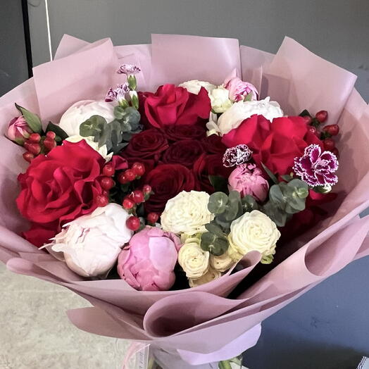 Букет с пионами и розами «Любовь»