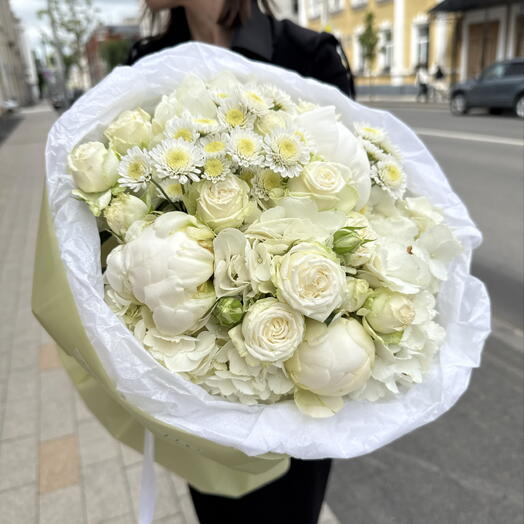 Нежный букет из гортензий, сезонных пионов, ароматной кустовой розой
