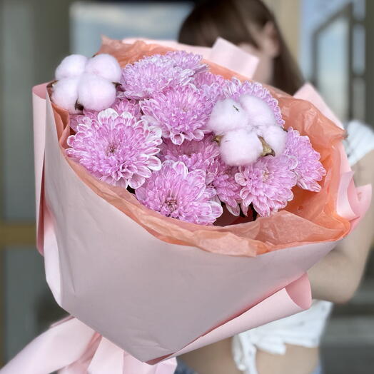 Букет 🌷 «Карамель» с пышной кустовой хризантемой и нежным хлопком 💜