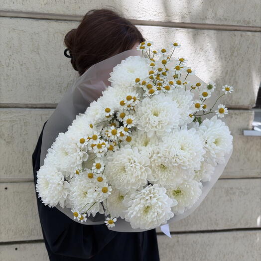 Букет с кустовыми хризантемами и ромашками от XOFLOWERS