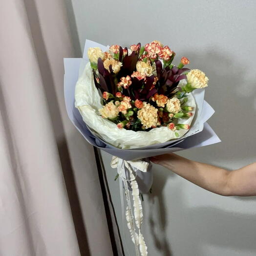 Авторский букет из гвоздики и леукадендрона