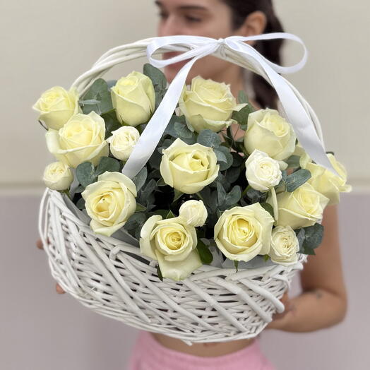 Белый лебедь 🦢 прекрасная композиция из белых роз и кустовых роз  с добавлением эвкалипта в плетеной корзине