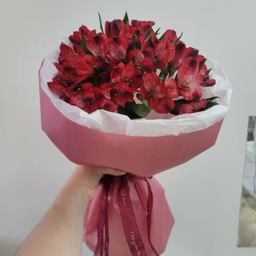 Букет из красных альстромерий💖