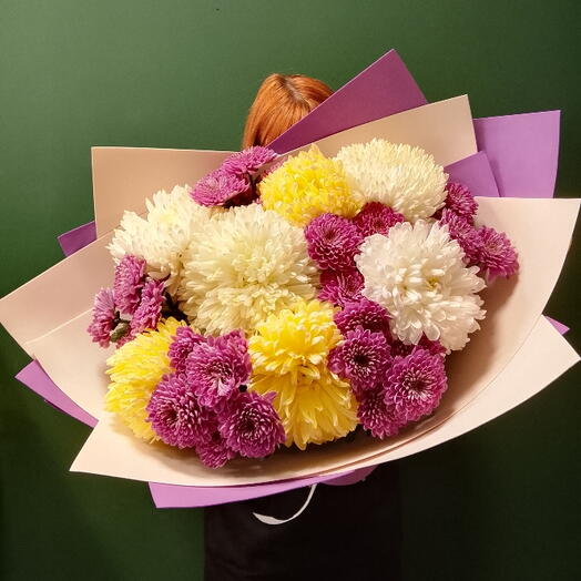 Букет из хризантем одноголовой и кустовой в подарочной упаковке