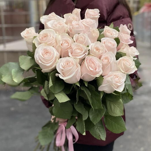 25 нежно розовых роз