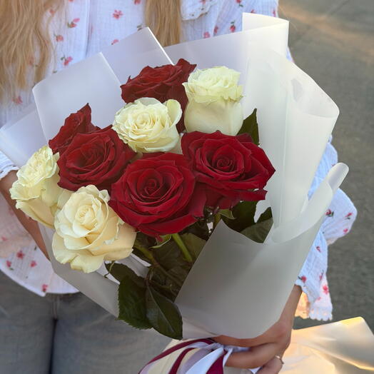 Микс красных и белых роз (9шт)