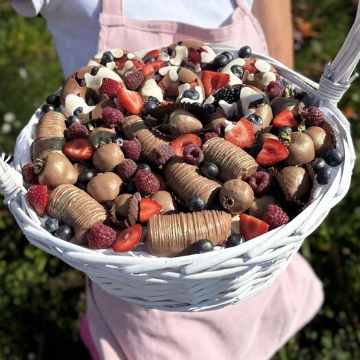 Корзина с клубникой и бананами в шоколаде